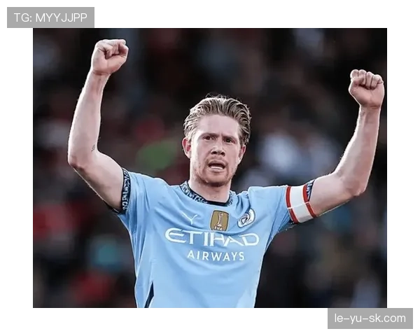 德布劳内身披那不勒斯10号球衣亮相,球迷热议其未来走向 德布劳内身披那不勒斯10号球衣亮相,球迷热议其未来走向